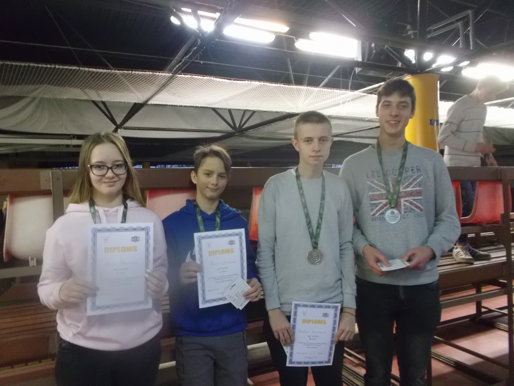 Laura Baumane (no kreisās), Juris Stikāns, Ralfs Brikmanis un Norberts Čudars pārstāvēja Bauskas novadu jauniešu grupā novusa dubultspēlēs.
Autors: No albuma.