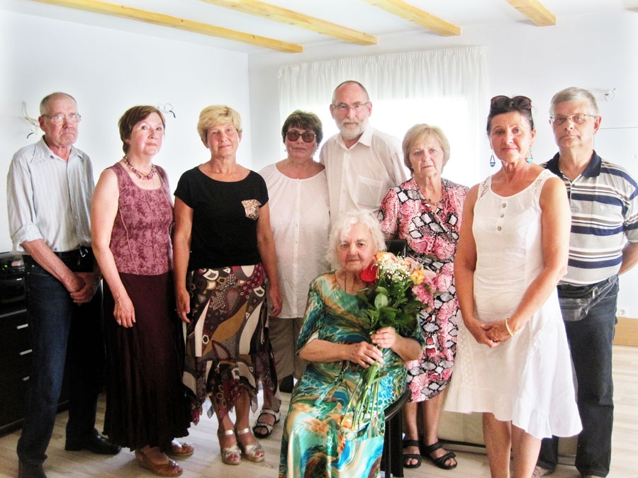 Skaistkalnes vidusskolas 1969. gada absolventu grupa kopā ar Āriju Podžuku 2015. gada vasarā. Līdzās bijušajiem audzēkņiem klases audzinātāja Rita Kramiņa (otrā no kreisās). Tikšanās reizē kopā bija Dainis Pavilons (no labās), Anita Vanaga, Daina Caune, Gunārs Silakaktiņš un viņa sieva Gunda, Valija Gusčina, Osvalds Ķērpis.
Autors: no albuma