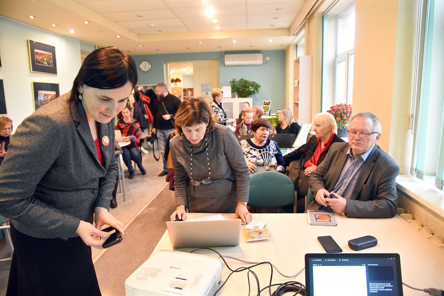Signe Briķe (no kreisās) pastāstīja un palīdzēja atnākušajiem iegūt e-parakstu un noformēt e-adresi.
Autors: Uldis Varnevičs