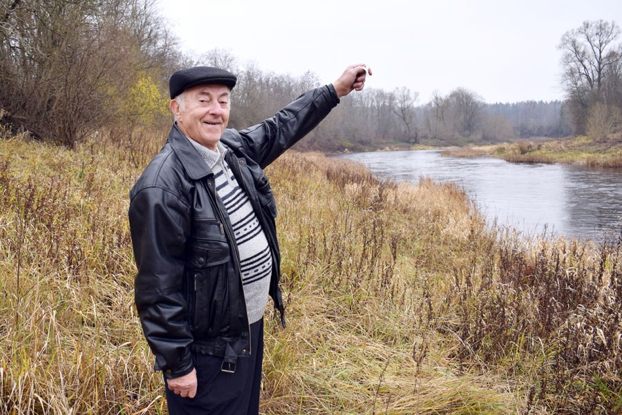 Jozs Kaminskis rāda, ka agrāk dzīvojis otrpus Mēmelei, kādus trīs kilometrus no pašreizējās dzīvesvietas.
Autors: Žanna Zālīte