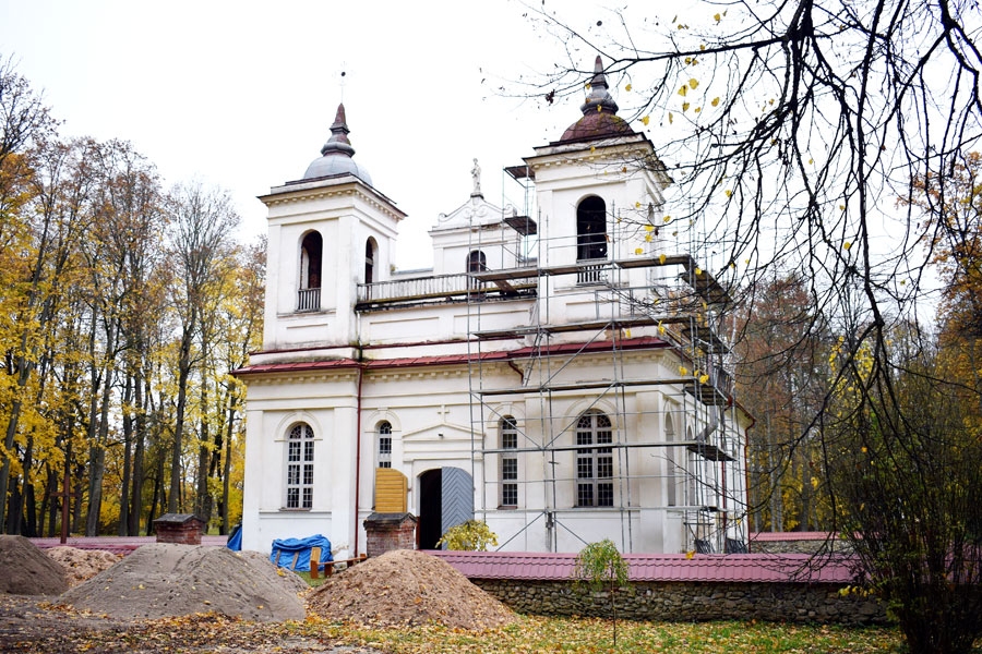 Kurmenes Romas katoļu baznīca uzbūvēta 1870. gadā. To rotā koka skulptūra Svētais Pēteris. Baznīca celta kā Skaistkalnes baznīcas filiāle un bija paredzēta Komorovsku ģimenei un muižas ļaudīm. 1919. gadā dievnams nodots draudzes vajadzībām.
Autors: Žanna Zālīte