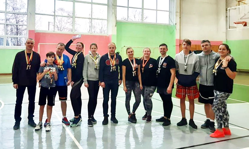 Badmintona turnīra godalgoto vietu ieguvēji.
Autors: no I. Ūbeles albuma