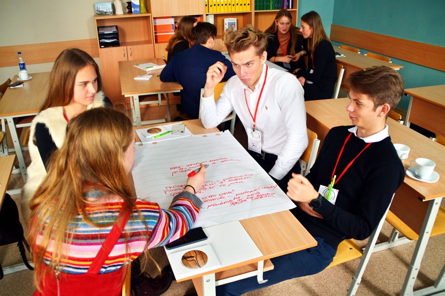 Jaunieši Bauskas Valsts ģimnāzijā strādāja sešās darba grupās. Attēlā – tiek ģenerētas idejas aprites ekonomikas grupā.
Autors: Kaspars Kalējs