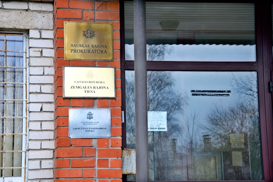 Zemgales rajona tiesa atrodas policijas ēkas Bauskā, Zaļajā ielā, trešajā stāvā.
Autors: Ivars Bogdanovs
