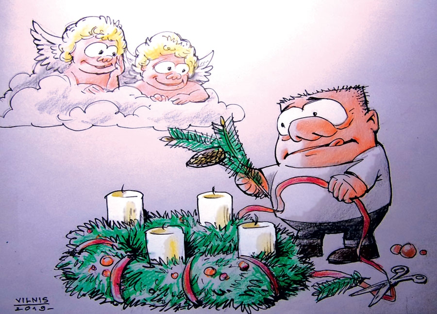 ILGIE GAIDĪŠANAS SVĒTKI. FAKTS:  advente ir laiks līdz Ziemassvētkiem, Kristus dzimšanas dienai, laiks, ko piepildām ar labām domām, mieru, klusumu un pārdomām; pirmo  adventes svecīti aizdegsim svētdien mūž-
zaļu koku zaru vainagā, kas simbolizē mūžību un vienotību, gaismas uzvaru pār tumsu.
Četri soļi līdz gaismai,/ Tumsas tiesai taisnai./ Kā drošas ceļa zīmes/ Degs vainagā svecītes./ Miķelis domā, kā pasauli šo/ No visām pusēm lai uzlabo,/ Vai adventes nedēļu nepietiek,/ Lai karstgalvji mūsu pie prāta tiek?/ No tribīnes Saeimā ar ruporu/ Sauc mainīt valdības saturu,/ Nevar lietas pēc sava post,/ Kas nepatīk – tam galvu nost./ Aicina Miķelis – neklausies,/ Par mieru un klusumu paraksties!/ Lai cik tu prasībās būtu ciets,/ Nelīdzēs zārks, ne karogs, ne miets,/ Ja ar naidu pret savējiem/ Ķersies pie ieročiem galējiem!
Autors: Zīmējums – Vilnis Bulavs, rīmes – Daina Ziemele