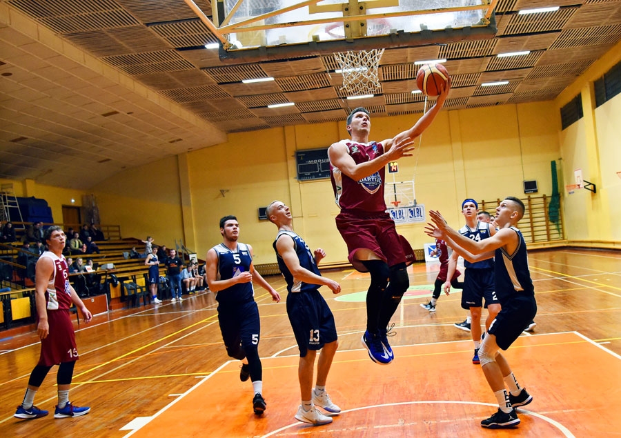Gundars Brička (lēcienā pie groza) spēlē trešdien Iecavā «Dartijai» guva 50 punktus.
Autors: Uldis Varnevičs
