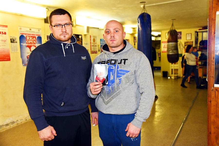 Bokserus trenēt Bauskas 2. vidusskolas telpās turpinās Edgars Vaseļuns (no labās) un Mārtiņš Augstkalns.
Autors: Uldis Varnevičs