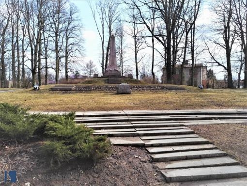 Iecavas Brīvības piemineklis atrodas Iecavas muižas parkā, Iecavas upes ielejas krasta pacēluma virsotnē. Brīvības pieminekļa ansambli veido obelisks, divi ziedu altāri, mūžīgās uguns altāris, kā arī dabīgā reljefa augstākajā virsotnē simetriski veidotas trīs līmeņu terases un kāpņu kaskāde no Upes ielas.
Autors: www.arh-smits.lv