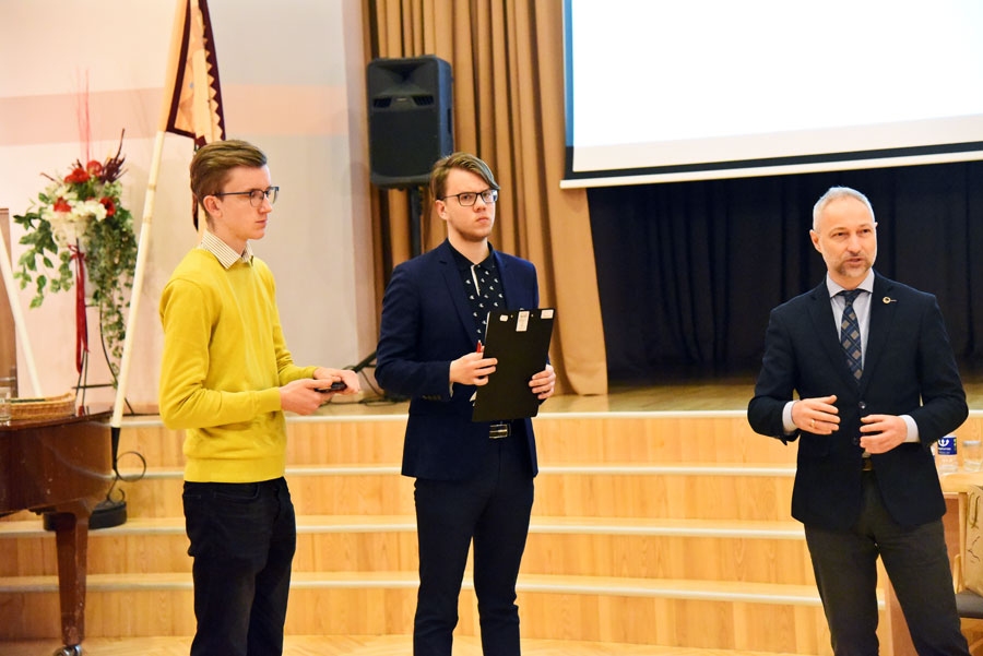 Tikšanās vadītāji Kaspars Kalējs (no kreisās), Austris Stankevics un tieslietu ministrs Jānis Bordāns.
Autors: Uldis Varnevičs