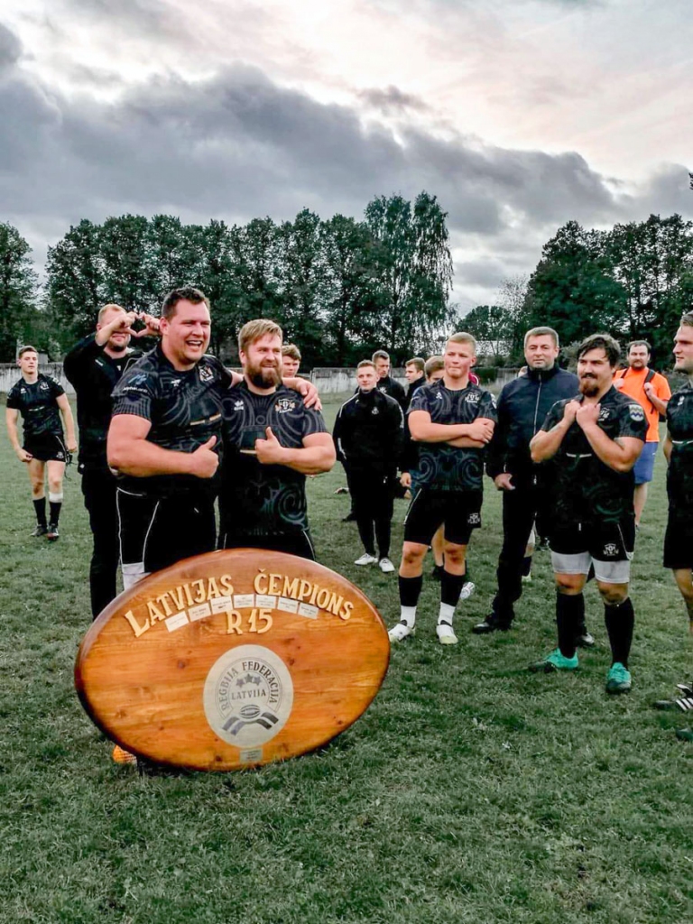 Kaspars Briedis (no kreisās) un Andis Vangals, izcīnot Latvijas čempionu titulu klasiskajā regbijā.
Autors: no livonia-rugby.lv