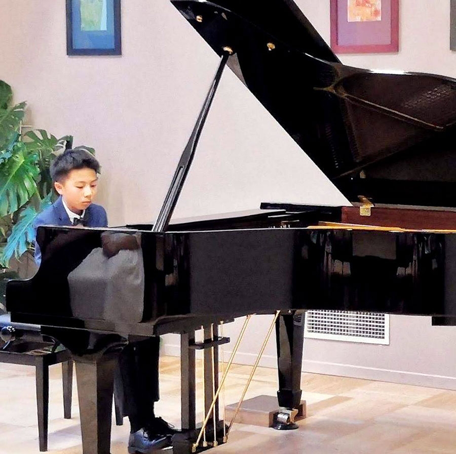 Zhuen Yang (Enzo) muzicē konkursā Saldū.
Autors: no BMMS arhīva