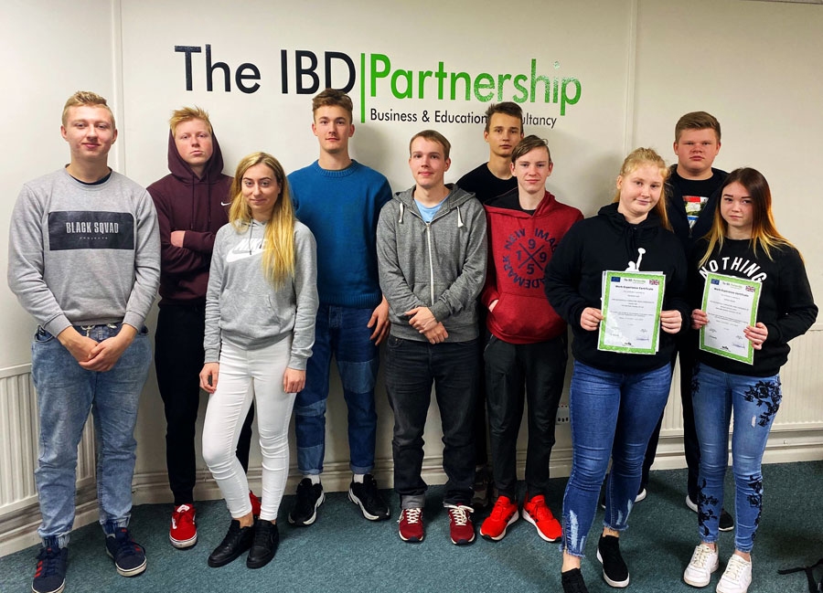 Mācību praksē Apvienotajā Karalistē bija seši Saulaines skolas audzēkņi – S. Tuča, K. E. Apsītis, V. Bigaņiča, R. Pundurs, R. Bajals, A. Griba, kā arī pavadošā persona – I. Štālmane.
Autors: no tehnikuma Saulaines struktūrvienības arhīva