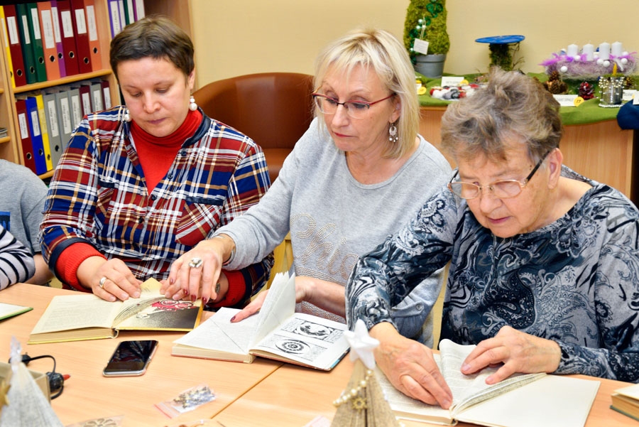 Radošajā darbnīcā lielā rūpībā Ziemassvētku dāvanas no makulatūrai lemtām grāmatām veido Iveta Putniņa (no kreisās), Ieva Plēsuma un Bernadeta Andersone.
Autors: Ivars Bogdanovs
