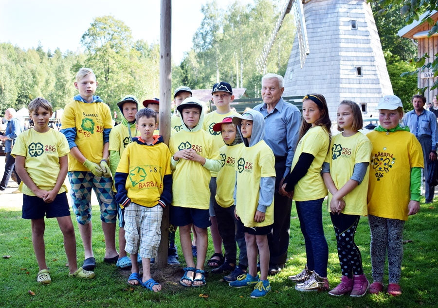 Bārbeles mazpulcēni kopā ar vadītāju Voldemāru Barenu Pļaujas svētkos Bārbeles pagasta Ausekļu dzirnavās.
Autors: Žanna Zālīte
