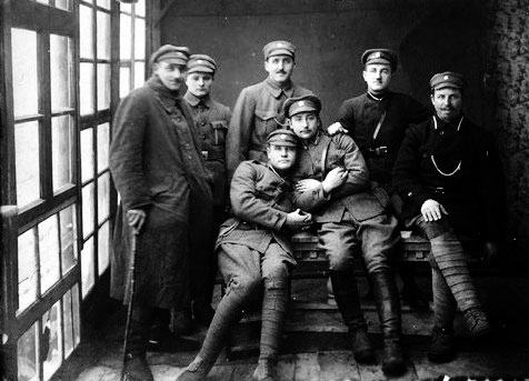 Latvijas armijas kareivji Bauskā 1919. gadā. Attēls tapis Hiršovica fotosalonā Rīgas ielā 45.
Autors: no Bauskas muzeja krājumiem