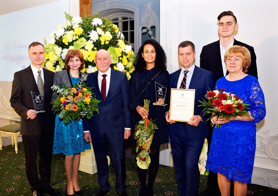 Četru novadu lepnums – «Gada uzņēmējs Zemgalē 2019» – Aivars Svarenieks (no kreisās), Bauska; Daiga un Zigmunds Alekšūni, Vecumnieki; Linda un Jānis Zeltiņi, Iecava; Anita Leitlante kopā ar mazdēlu Emīlu Sniedzīti, Rundāle.
Autors: Ivars Bogdanovs