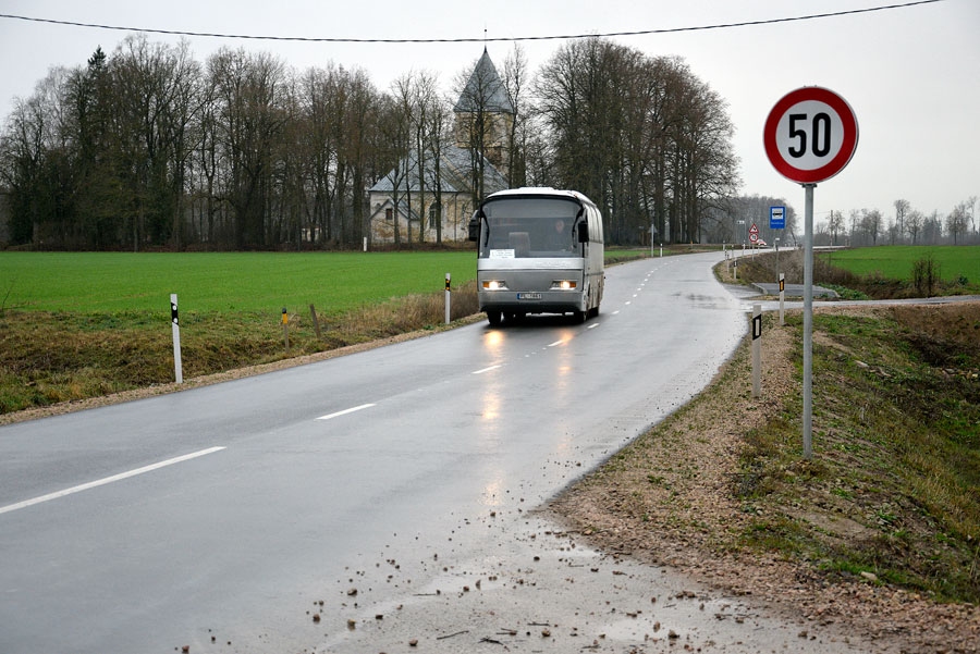 Asfalta klājumu uz ceļa Pilsrundāle–Svitene–Klieņi visvairāk novērtē tie, kuriem šis maršruts veicams ik dienas, piemēram, sabiedrisko un skolēnu autobusu šoferi.
Autors: Ivars Bogdanovs