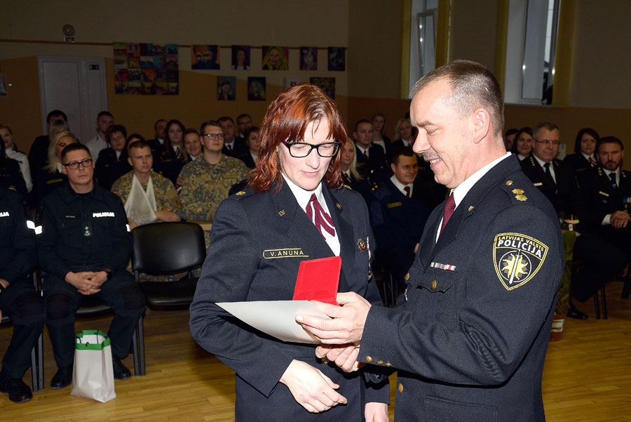 Policijas darbinieku dienā kriminālpolicijas nodaļas priekšnieka vietnieci Vinetu Aņūnu sveic Bauskas iecirkņa priekšnieks Ainars Stankevics.
Autors: Ivars Bogdanovs