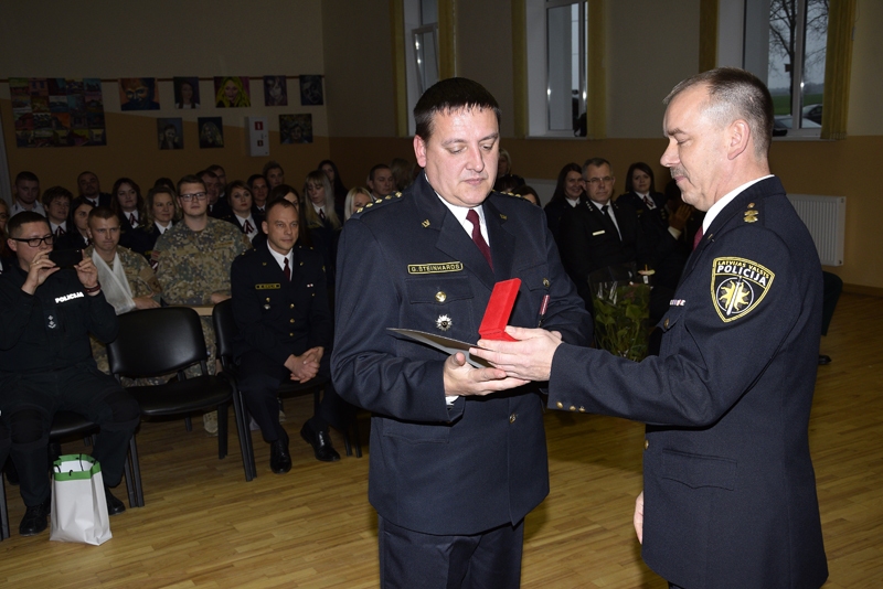 Zemgales reģiona pārvaldes Kārtības policijas biroja atļauju sistēmas inspektors Gunārs Šteinhards (no kreisās) policijai veltījis 25 gadus. Viņam svētku reizē piešķirta jubilejas goda zīme «Latvijas Valsts policijai 100», kā arī krūšu nozīme «Par izdienu». Gunārs smej, ka palicis viens no vecajiem bukiem, bet jauni aizstājēji neraujoties uz darbu policijā.
Autors: Ivars Bogdanovs