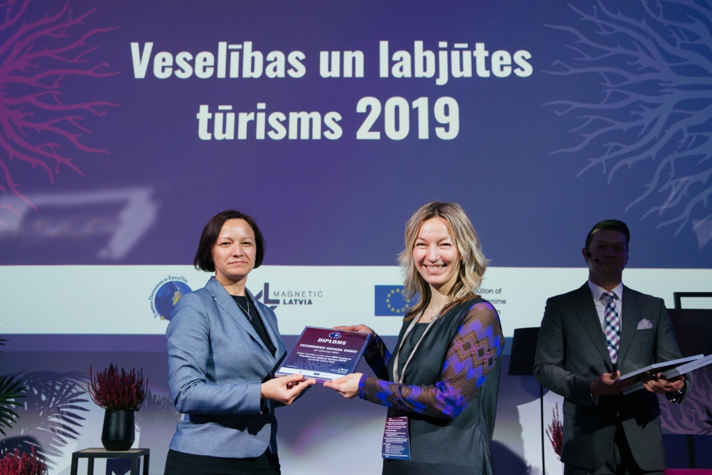 Vecumnieku novada tūrisma informācijas konsultante Aira Odinga (no labās) apbalvošanas ceremonijā.
Autors: No albuma.