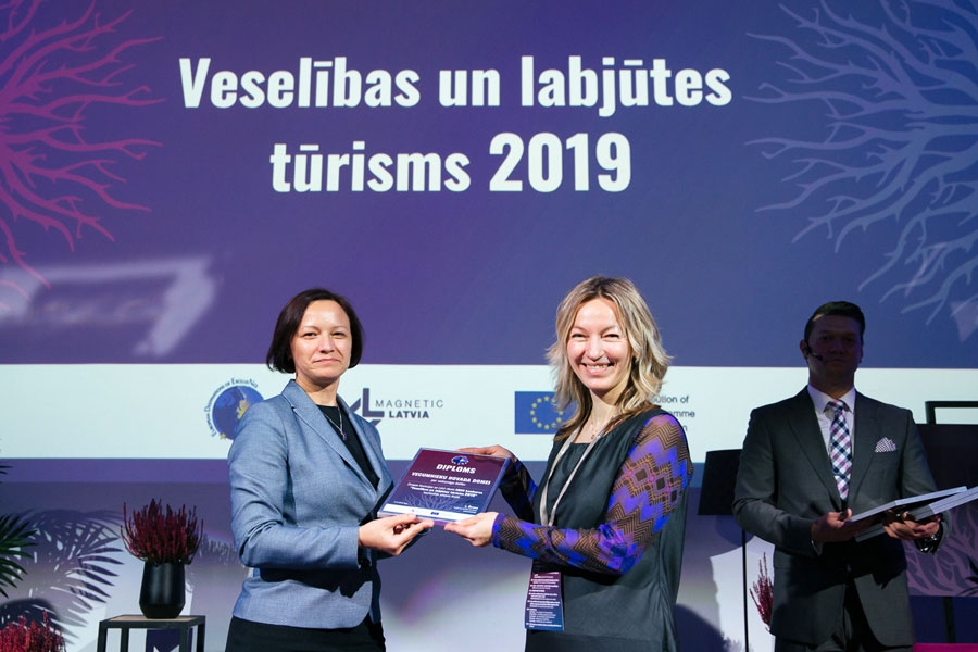 Aira Odinga (no labās) saņem EDEN balvu.
Autors: no pašvaldības arhīva