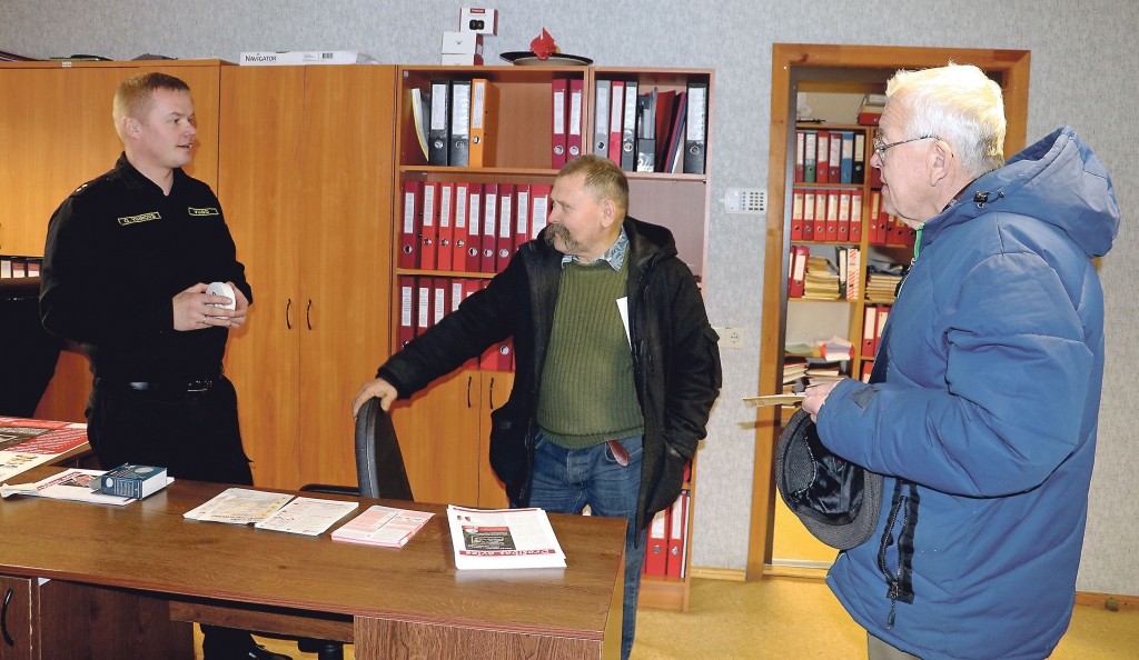 Skaidro un demonstrē. VUGD inspektors iedzīvotājiem demonstrē dūmu detektora darbību, skaidro tā iegādes un uzstādīšanas iespējas, kā arī izdala informatīvos materiālus un VUGD «Drošības avīzi».
Autors: Aivita Lizdika