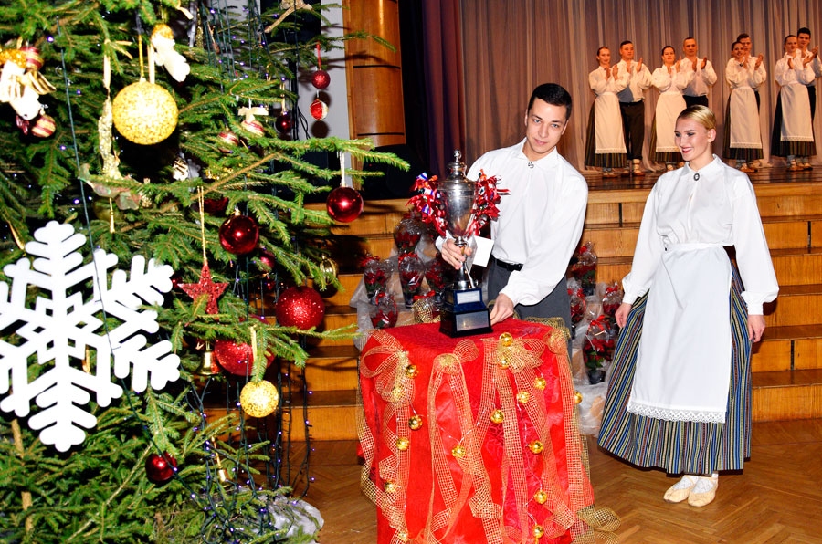 Iecavnieki ar pērn iegūto «Ziemassvētku kausu».
Autors: Ivars Bogdanovs