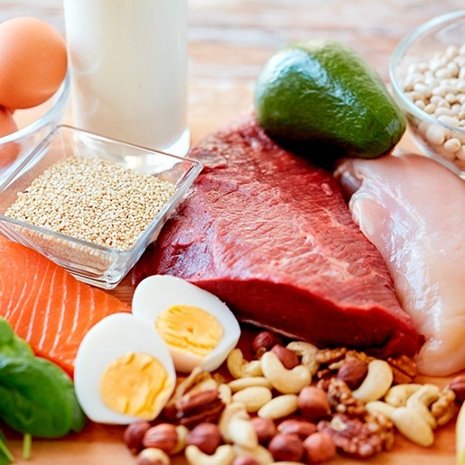 B12 vitamīnu satur dzīvnieku izcelsmes produkti.