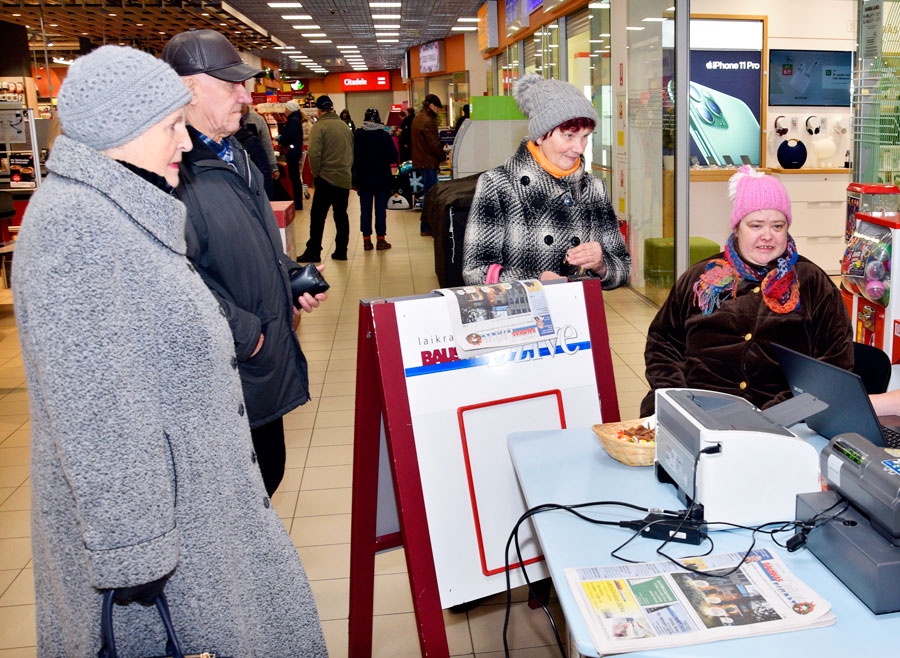 «Bauskas Dzīves» abonementus nākamajam gadam noformē Marika Sīle (no labās) un viņas mamma Mārīte.
Autors: Ivars Bogdanovs