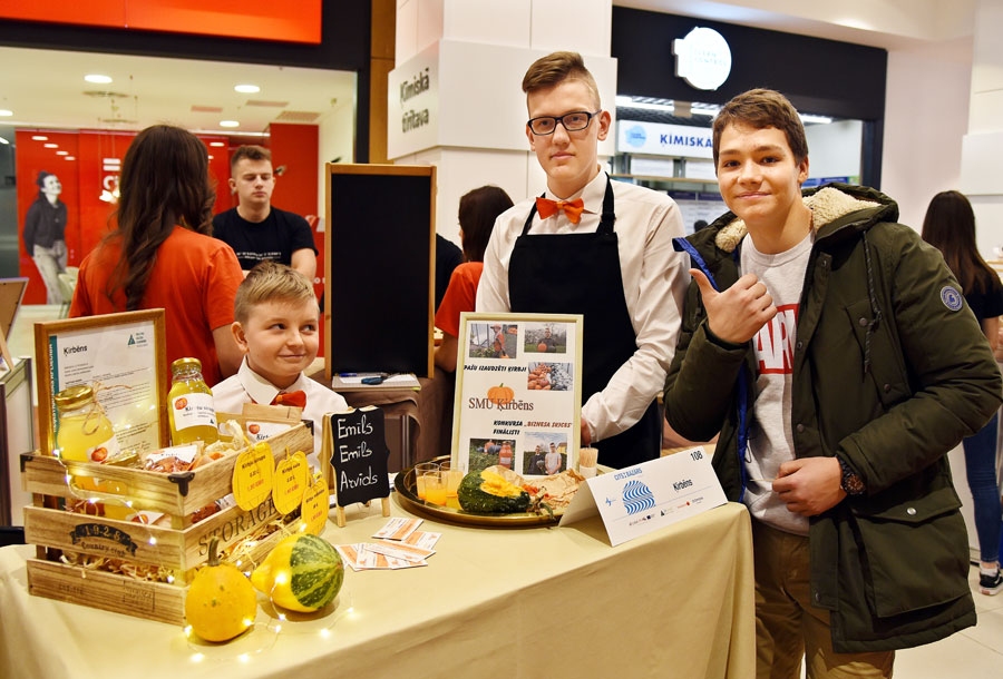 Emīla Upenieka (vidū) SMU«Ķirbēns» piedāvā ķirbju produktus.
Autors: Uldis Varnevičs