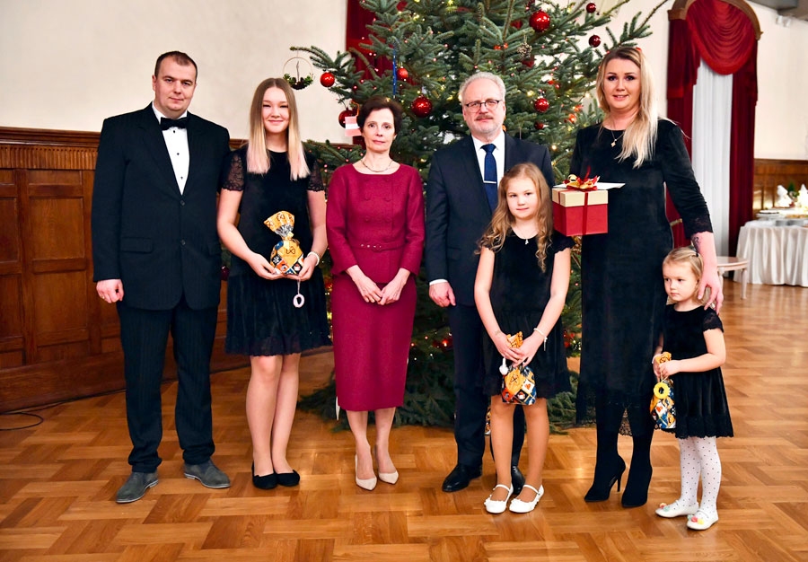 Helvigu ģimene teic, ka kopīgā egles iedegšana pie Valsts prezidenta raisīja ļoti patīkamas emocijas un kalpos kā iedvesma visam turpmākajam. Attēlā no kreisās – Uldis Helvigs un Sabīne, Valsts prezidenta dzīvesbiedre Andra Levite, prezidents Egils Levits, Anete, Līga un Egija Helvigas.
Autors: Ilmārs Znotiņš