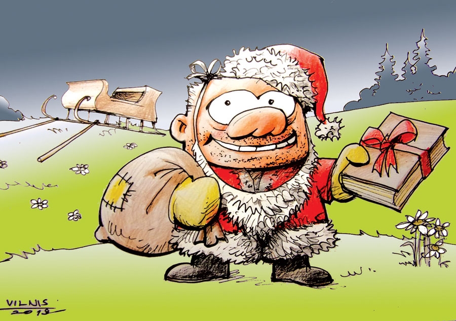 DĀVANU PUTENĪ. FAKTS: vēl nebija izdzisuši valsts svētku salūti, kad tos jau pārklāja tirgotāju reklāmas masu saziņas līdzekļos un veikalu skatlogos; un iedzīvotāji ir tam gatavi: vairāk nekā trešdaļa plāno Ziemassvētku dāvanām tērēt no 50 līdz 100 eiro, ceturtā daļa – līdz 200 eiro, vēl vairāk – septiņi procenti iedzīvotāju.
Sarūk spēki, krājas grēki,/ Klāt ir zaļi Ziemassvētki,/ Visur gaida dāvanas,/ Zālē neslīd kamanas./ Lielveikalu ķēdēs trakums,/ Plauktos, ejās preču rakums./ Knēveļi ar pirkstu rāda,/ Manta nopērkama kāda./ Grāmata ir tik un tā/ Dāvana visskaistākā./ Tajā gara gaismas krājums,/ Gadu skrejā nebojājams./ Miķelis tepat, pie Mūsas,/ Labpatikā brauka ūsas,/ Viņa pasta kastītē –/ Karte, roku rakstīta!
Autors: Zīmējums – Vilnis Bulavs, rīmes – Daina Ziemele