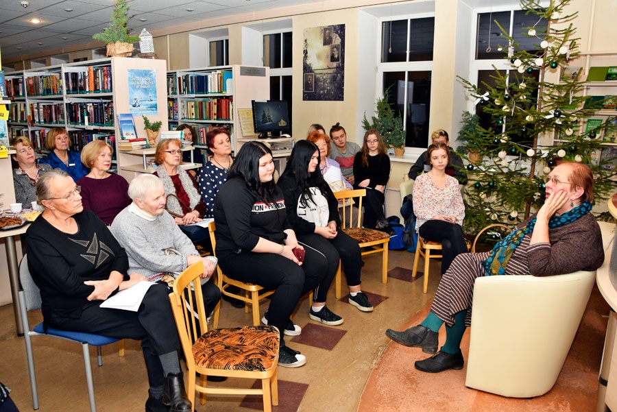 Tikšanās ar kultūras žurnālisti Liegu Piešiņu (no labās) Bauskas Centrālajā bibliotēkā.
Autors: Ivars Bogdanovs