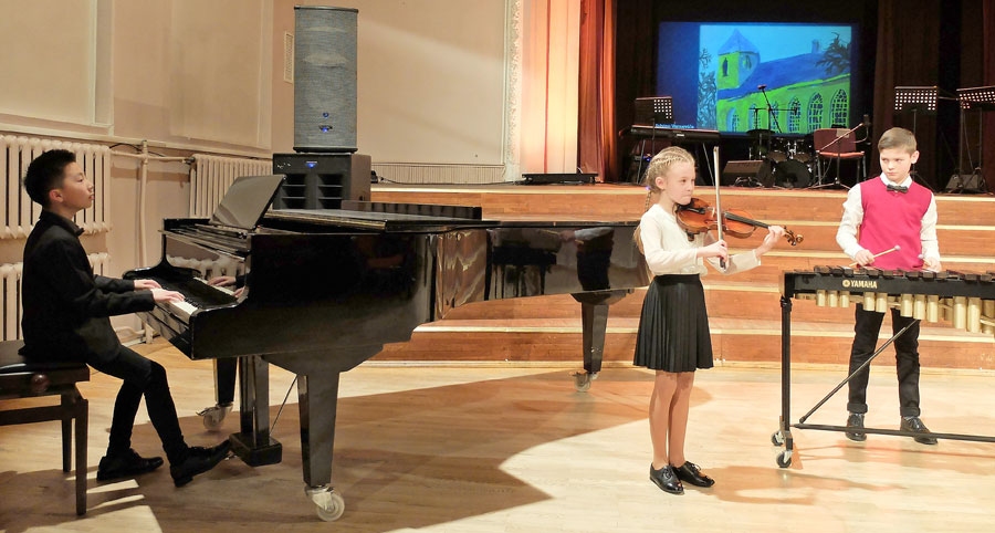 Koncertē jaunveidotais trio – Enzo, Viktorija un Braiens.
Autors: no Bauskas mūzikas un mākslas skolas arhīva