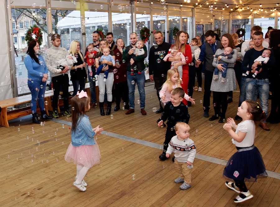 Ģimenes kopā ar jaunākajiem bērniem svētkos. Īpašu prieku sagādāja ziepju burbuļu ķeršana.
Autors: Ivars Bogdanovs