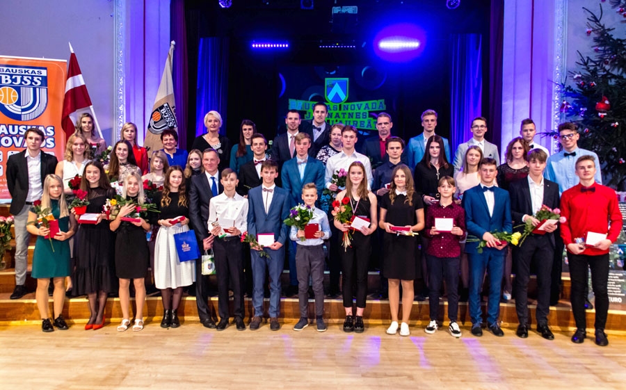 Bauskas novada Bērnu un jaunatnes sporta skolas jaunie vieglatlēti un viņu treneri.
Autors: Ģirts Donerblics