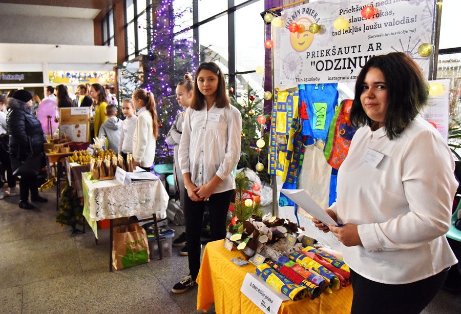 SMU «Bišķiņ prieka» meitenes gatavo virtuves priekšautus ar «odziņu» – pie priekšauta liekamu dvielīti.
Autors: Uldis Varnevičs