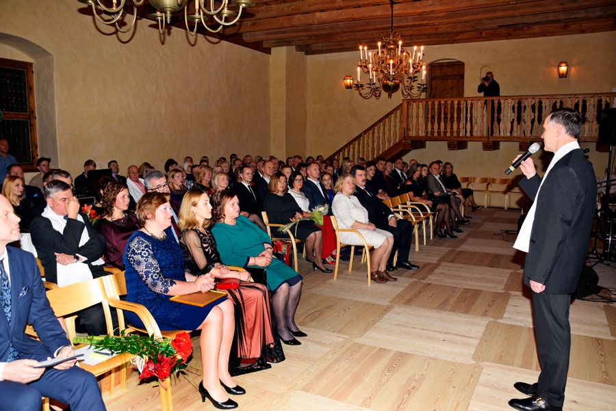 Aivars Svarenieks (no labās), Bauskas novada Uzņēmējdarbības konsultatīvās padomes priekšsēdētājs, uzrunā konkursa «Bauskas novada uzņēmēju Gada balva 2019» noslēguma pasākuma dalībniekus. A. Svarenieka uzņēmums SIA «Kronis» šogad saņēma visvairāk balsu un uzvarēja nominācijā «Bauskas novada tēla popularizētājs», kā arī ieguva citas balvas.
Autors: Ivars Bogdanovs