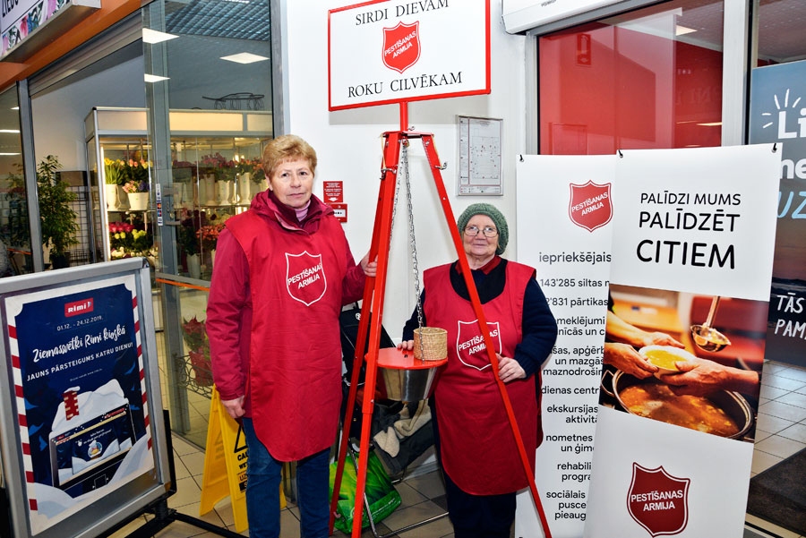 Pie ziedojumu katliņa Laima Grišule (no kreisās) un Aija Pīrāga.
Autors: Ivars Bogdanovs