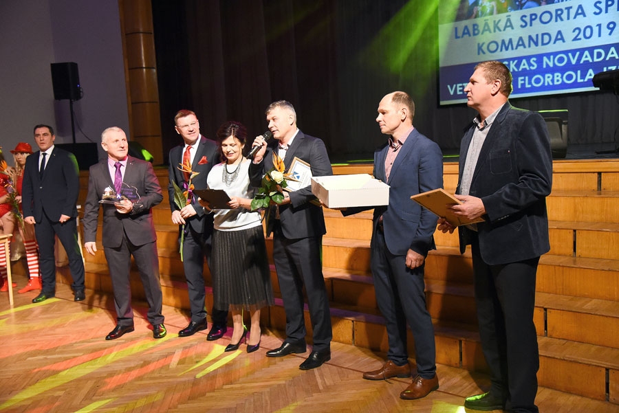 Bauskas novada florbolisti – veterānu pasaules čempioni. Ar mikrofonu Bauskas novada sporta laureāts veterāniem Normunds Grunckis, viņam blakus pasākuma vadītāja Inita Nagņibeda.
Autors: Uldis Varnevičs