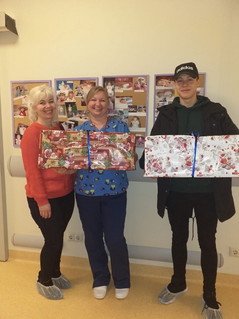 Ieva Roziņa (no kreisās) nogādāja divas kastes ar adījumiem uz Bērnu klīnisko universitātes slimnīcu.
Autors: No I. Roziņas albuma.