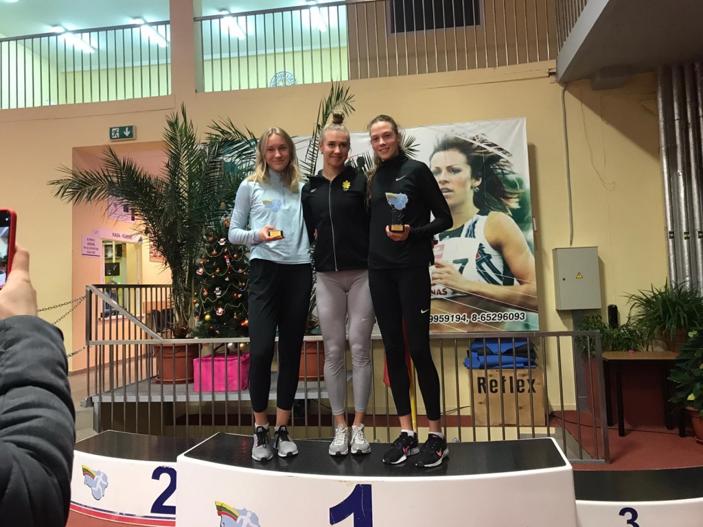 Gerda Kerija Dreimane (pirmā no kreisās), Atēne Šliževičiūte (vidū) un Elīza Lemberga – godalgoto vietu ieguvējas daudzcīņā.
Autors: Raivis Maķevics