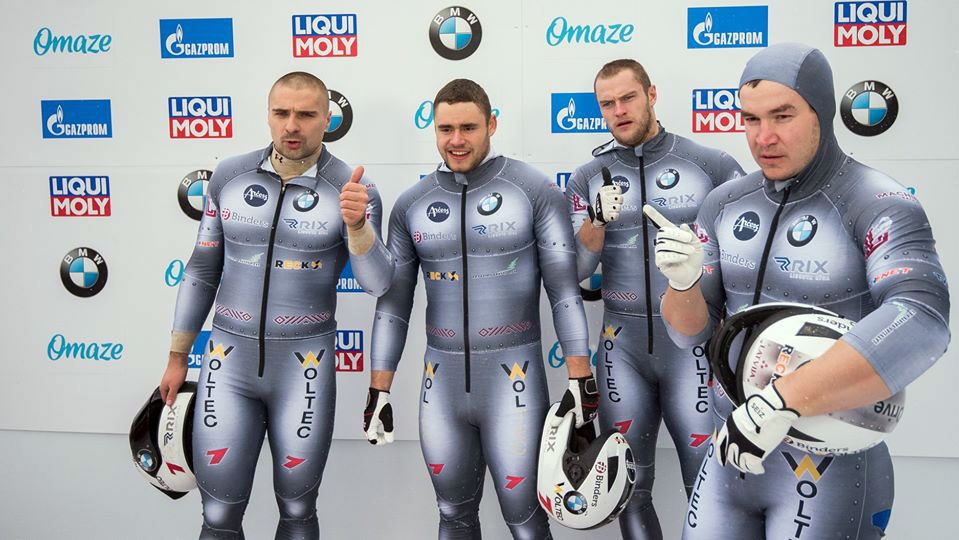 Lauris Kaufmanis (otrais no kreisās) ar Latvijas četrinieku ekipāžu Pasaules kausa posmā bobslejā Leikplesidā izcīnīja otro vietu.
Autors: Viesturs Lācis, bobslejs.lv