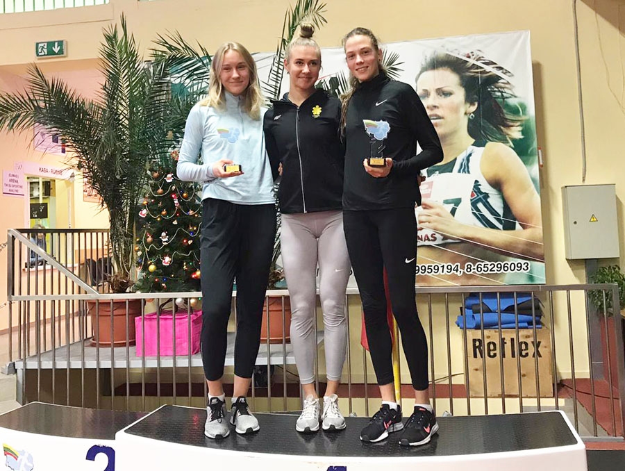 Godalgoto vietu ieguvējas daudzcīņā – Gerda Kerija Dreimane (pirmā no kreisās), Atēne Šliževičiūte (vidū) un Elīza Lemberga.
Autors: Raivis Maķevics