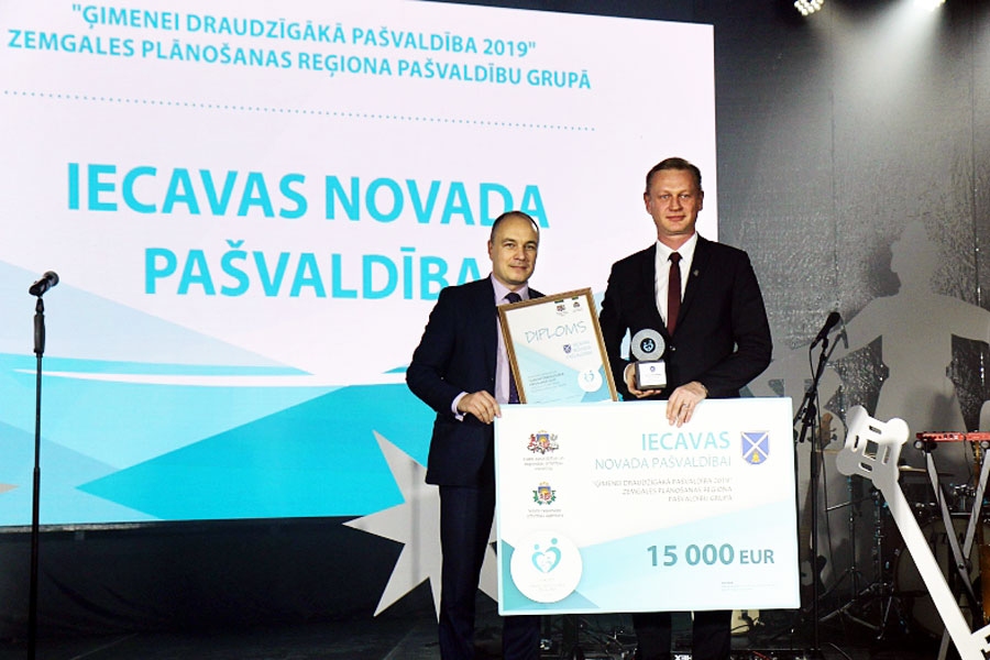 Apbalvojumu «Ģimenei draudzīgākā pašvaldība 2019» Zemgales plānošanas reģionā saņēma Iecavas novada domes priekšsēdētājs Aivars Mačeks (no labās). Viņam līdzās – konkursa vērtēšanas komisijas loceklis, Demogrāfisko lietu centra vadītājs Imants Parādnieks.
Autors: Publicitātes foto