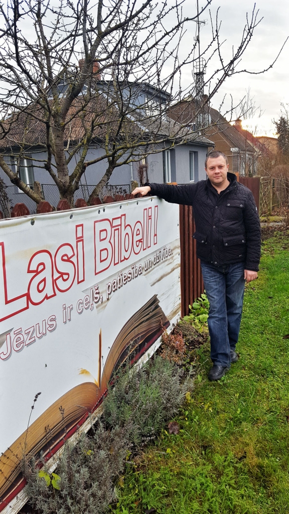 Armands Burmistrovs reklāmu par Bībeles lasīšanu izvietojis gan Bauskā, gan arī pie savas mājas.
Autors: no personiskā albuma