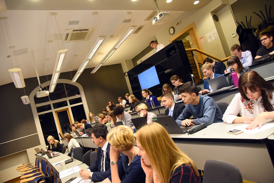 Rīgas Biznesa skolas auditorijā Bauskas novada pašvaldības darbinieki, studenti un pasniedzēja skatīja komandu veikumu.
Autors: Uldis Varnevičs