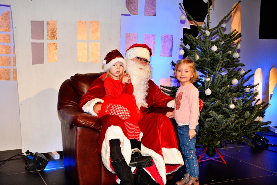 Ar Ziemassvētku vecīti sarunāties «Baltajā briedī» pirmās atnāca četrgadīgās Emīlija Putniņa (no kreisās) un Aleksandra Krone.
Autors: Ivars Bogdanovs