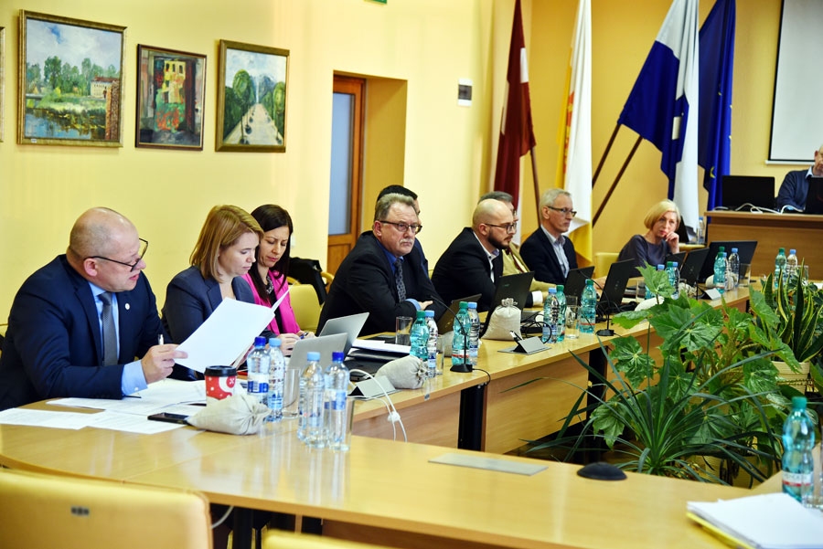 Bauskas novada domes deputātu diskusijas par summām, kuras tērē sporta halles celtniecībai, nerimstas.
Autors: Uldis Varnevičs