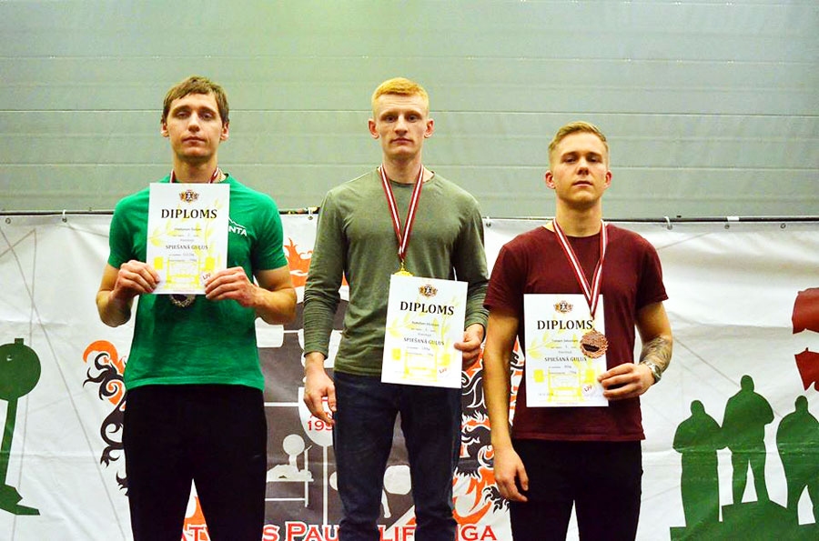 Rūdolfs Vucāns (vidū) kārtējo reizi uzvarēja starp junioriem savā svara grupā.
Autors: no LPF albuma